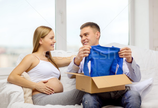 Família feliz criança abertura pacote caixa gravidez Foto stock © dolgachov