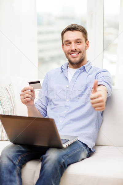 Foto stock: Sorridente · homem · trabalhando · laptop · cartão · de · crédito · tecnologia