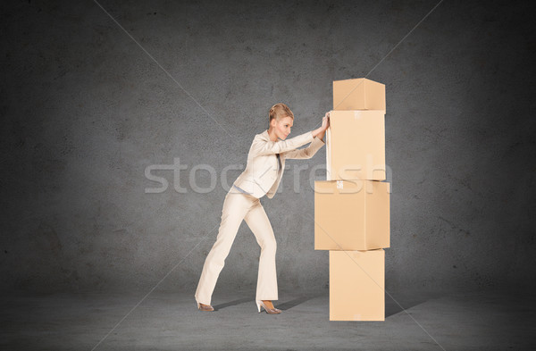 Mujer de negocios empujando torre cartón cajas negocios Foto stock © dolgachov