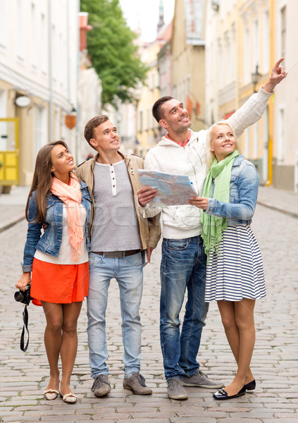 Groep glimlachend vrienden kaart reizen vakantie Stockfoto © dolgachov