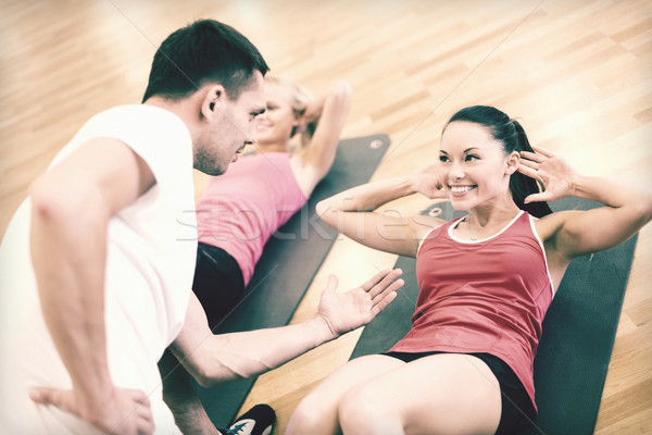 Foto stock: Grupo · sonriendo · mujeres · sentarse · gimnasio · fitness