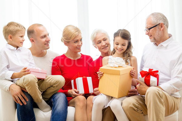 Sonriendo familia regalos casa vacaciones generación Foto stock © dolgachov