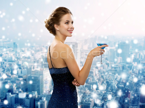 Femeie zambitoare rochie de seara cocktail băuturi Crăciun Imagine de stoc © dolgachov