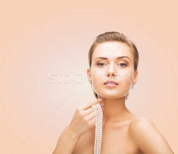 Mujer hermosa perla pendientes pulsera belleza personas Foto stock © dolgachov