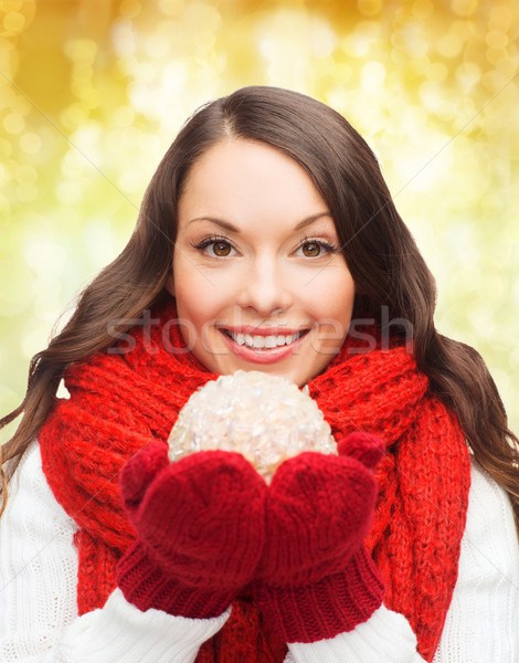 Donna sorridente inverno vestiti palla di neve felicità vacanze Foto d'archivio © dolgachov