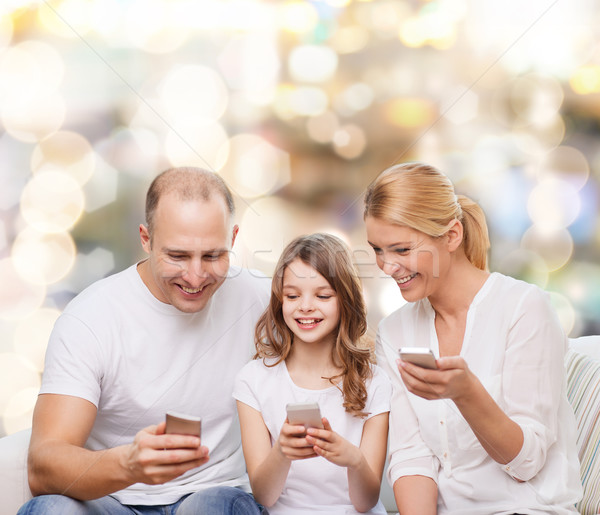 Familia feliz smartphones familia vacaciones tecnología personas Foto stock © dolgachov