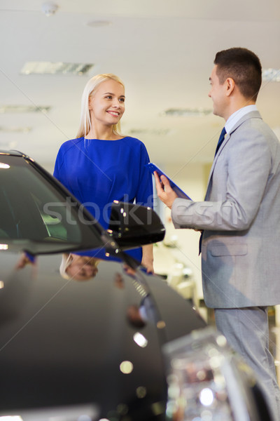 Fericit femeie dealer auto Auto arăta salon Imagine de stoc © dolgachov