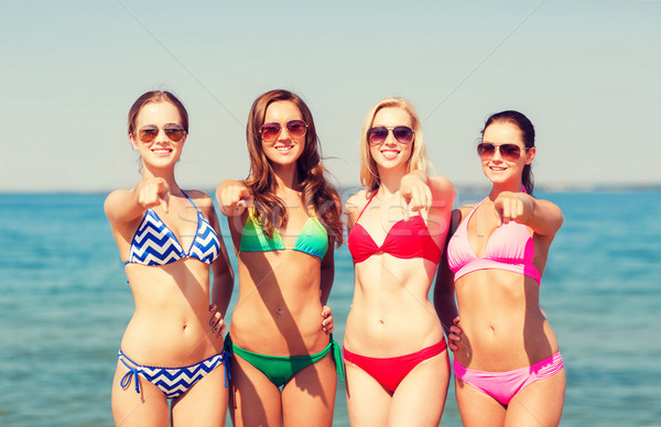 Foto stock: Grupo · sorridente · mulheres · jovens · praia · férias · de · verão · férias