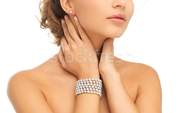 Mujer hermosa perla pendientes pulsera belleza joyería Foto stock © dolgachov