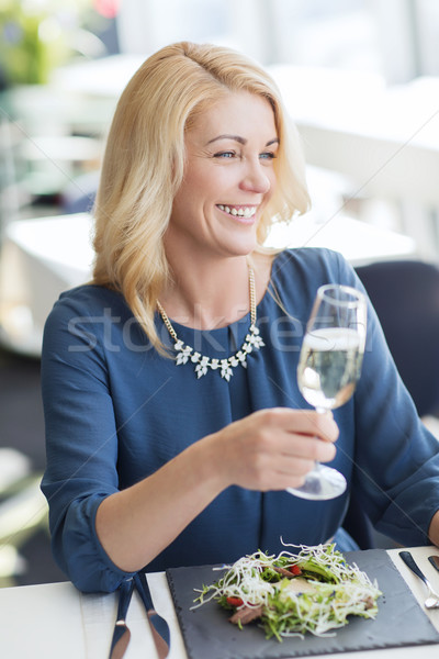 [[stock_photo]]: Heureux · femme · potable · champagne · restaurant · personnes