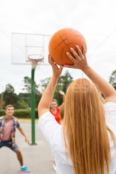 Groep gelukkig tieners spelen basketbal zomervakantie Stockfoto © dolgachov