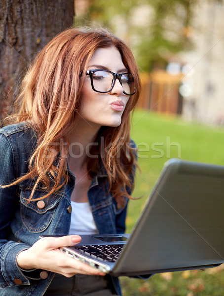 Szczęśliwy student dziewczyna piśmie notebooka kampus Zdjęcia stock © dolgachov