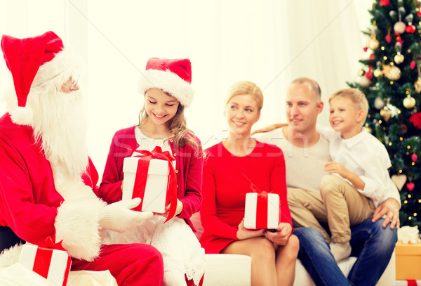 Glimlachend familie kerstman geschenken home vakantie Stockfoto © dolgachov