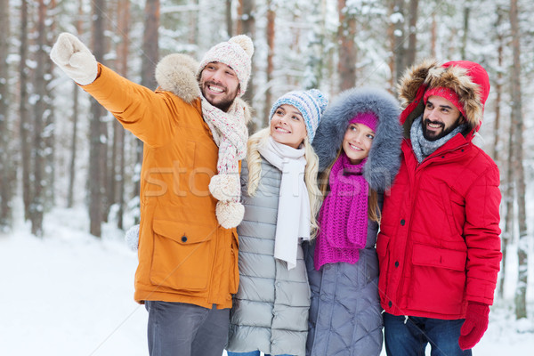 Grupo sonriendo hombres mujeres invierno forestales Foto stock © dolgachov