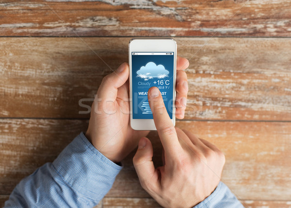 [[stock_photo]]: Homme · mains · smartphone · table · personnes