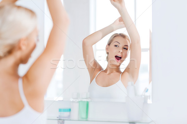 Nő ásít tükör fürdőszoba reggel ébredés Stock fotó © dolgachov