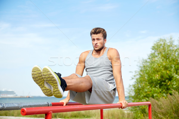 [[stock_photo]]: Jeune · homme · parallèle · bars · extérieur · fitness