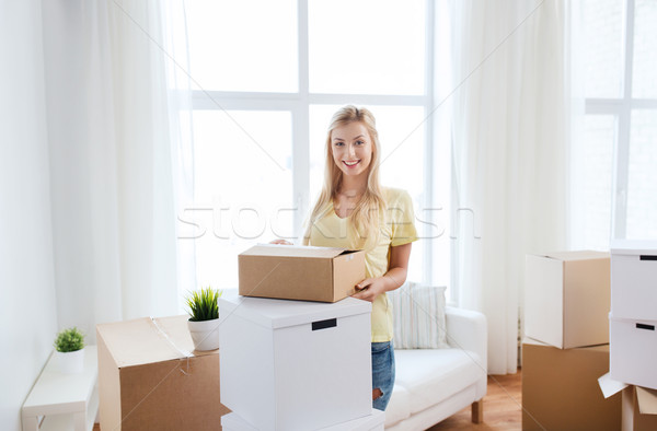 Zâmbitor cutie de carton acasă în mişcare livrare Imagine de stoc © dolgachov
