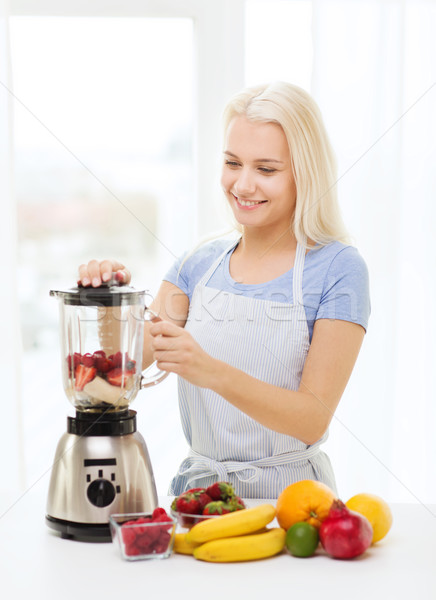 Lächelnde Frau Mixer schütteln home gesunde Ernährung Kochen Stock foto © dolgachov