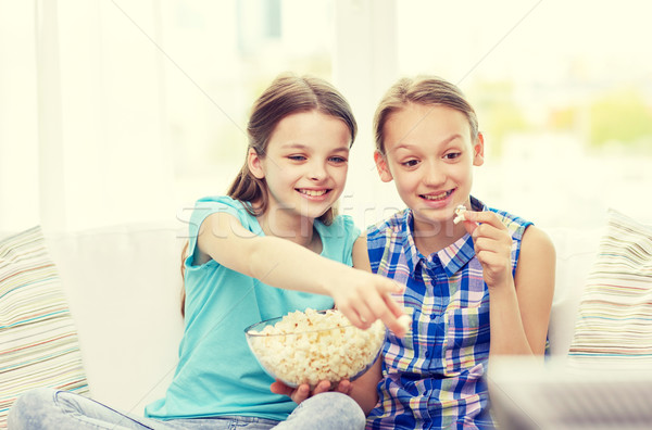 Foto d'archivio: Felice · ragazze · popcorn · guardare · tv · home