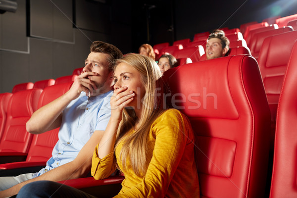 Fericit prietenii vizionarea groază film teatru Imagine de stoc © dolgachov