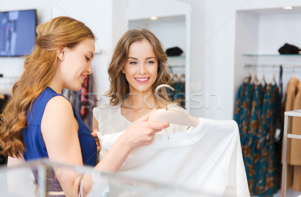 Felice donne abbigliamento shop vendita Foto d'archivio © dolgachov
