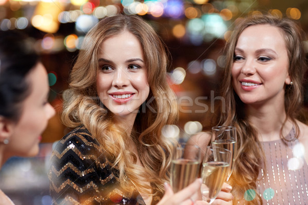 Gelukkig vrouwen champagne bril nachtclub viering Stockfoto © dolgachov