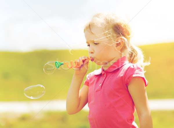 Kleines Mädchen Seifenblasen Freien Sommer Kindheit Stock foto © dolgachov