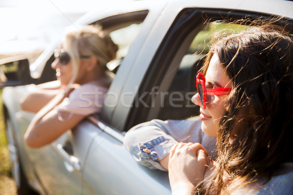 Foto stock: Feliz · mulheres · carro · beira-mar · férias · de · verão