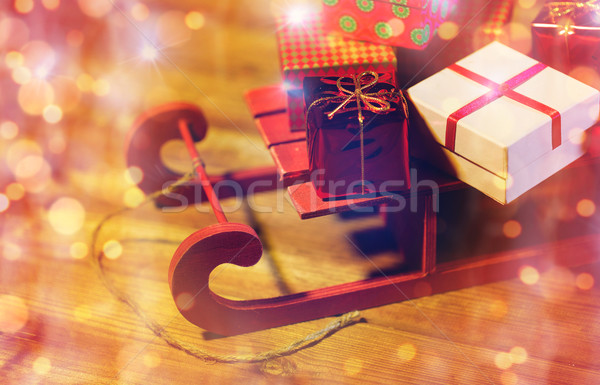 關閉 聖誕節 禮品盒 木 雪橇 假期 商業照片 © dolgachov