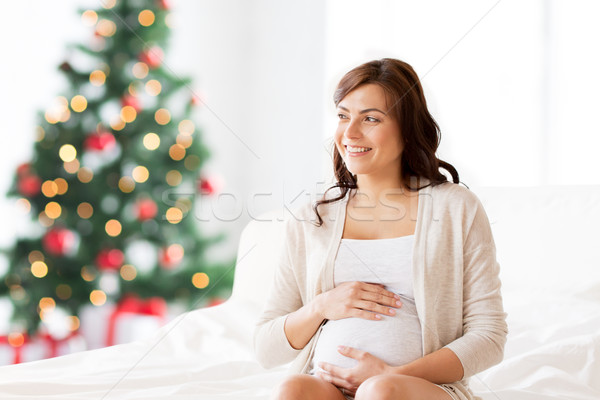 Szczęśliwy kobieta w ciąży posiedzenia bed christmas ciąży Zdjęcia stock © dolgachov