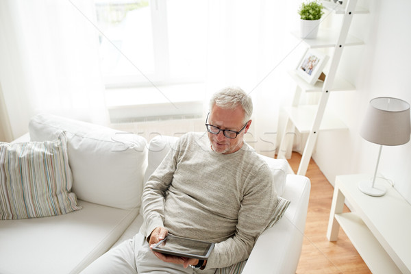 Senior Mann home Technologie Menschen Stock foto © dolgachov