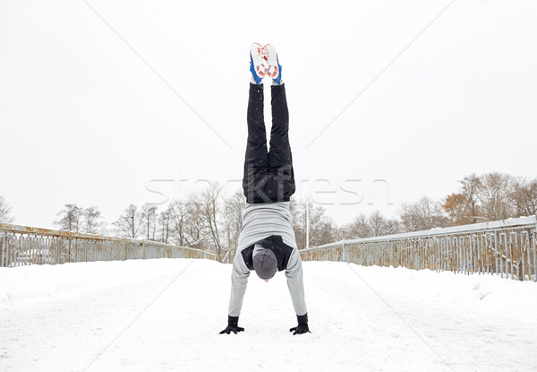 Młody człowiek handstand zimą fitness sportu szkolenia Zdjęcia stock © dolgachov
