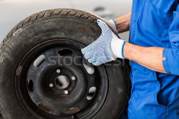 Foto stock: Mecánico · rueda · neumático · coche · taller · servicio