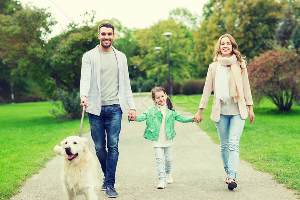 Gelukkig gezin labrador retriever hond park familie huisdier Stockfoto © dolgachov