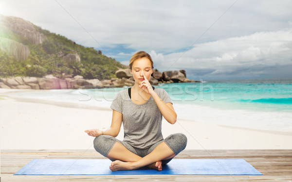 Femeie yoga respiratie exercita plajă fitness Imagine de stoc © dolgachov
