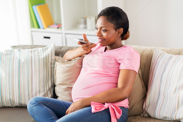 Femeie gravida voce smartphone sarcină tehnologie Imagine de stoc © dolgachov