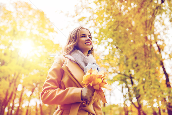 Schöne Frau Ahorn Blätter Herbst Park Jahreszeit Stock foto © dolgachov