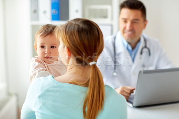 Femeie copil medic laptop clinică medicină Imagine de stoc © dolgachov