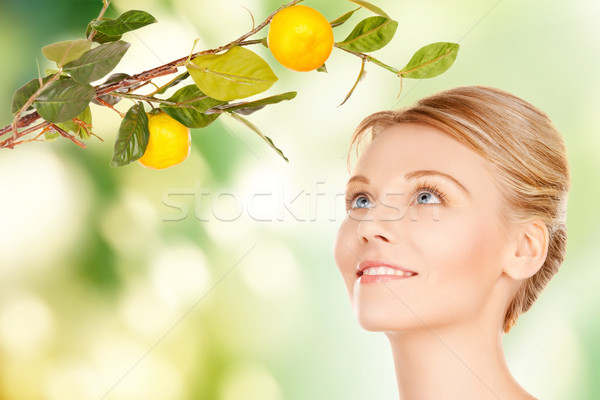 Foto d'archivio: Donna · limone · ramoscello · foto · faccia · frutta