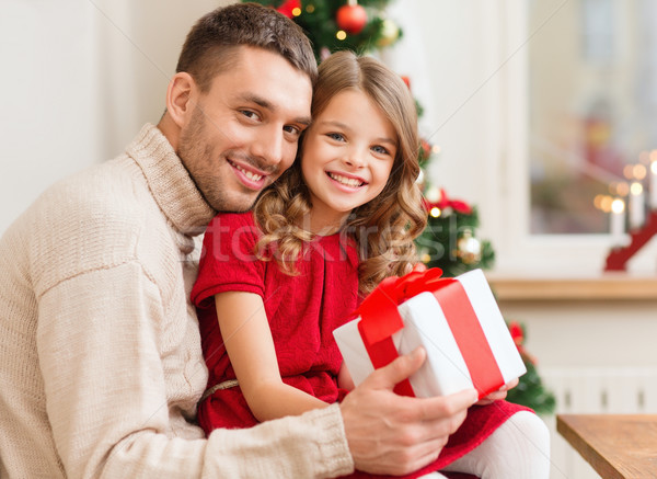 Sonriendo padre hija caja de regalo familia Foto stock © dolgachov