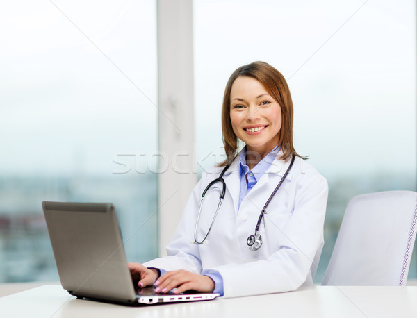 Beschäftigt Arzt Laptop-Computer Medizin Gesundheitswesen Frau Stock foto © dolgachov