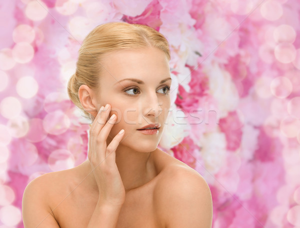 Gyönyörű nő megérint arc bőr szépségszalon nő Stock fotó © dolgachov