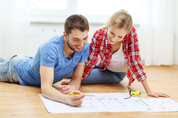 Lächelnd Paar schauen Blaupause home Reparatur Stock foto © dolgachov