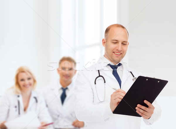 Sorridere medico di sesso maschile appunti stetoscopio medicina professione Foto d'archivio © dolgachov