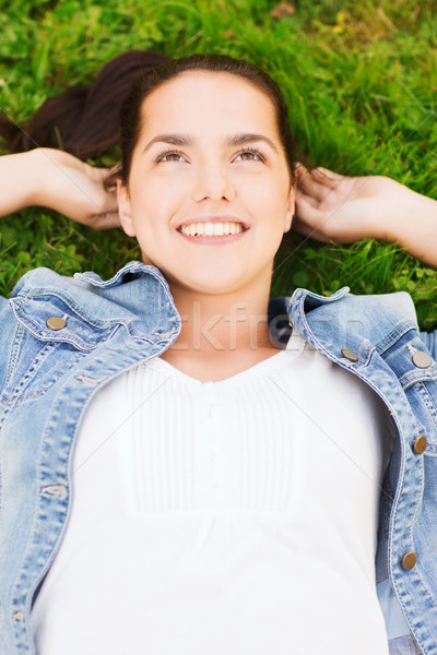 Sonriendo joven hierba estilo de vida vacaciones de verano ocio Foto stock © dolgachov