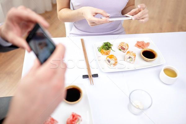 Stockfoto: Paar · smartphones · restaurant · mensen · recreatie
