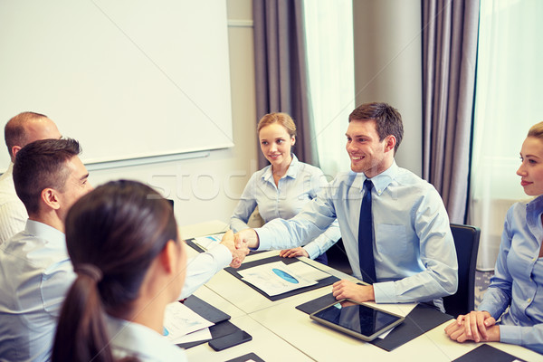 Csoport mosolyog üzletemberek megbeszélés iroda együttműködés Stock fotó © dolgachov