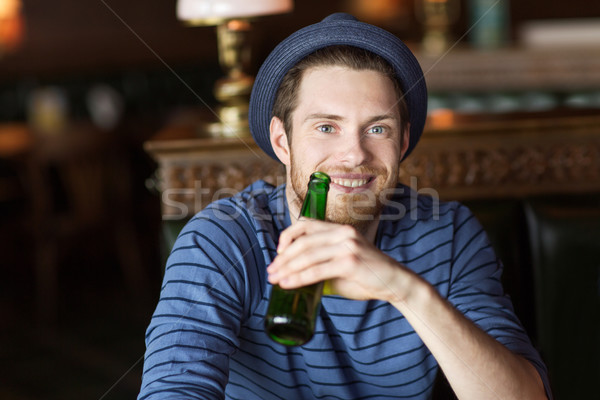 Stock foto: Glücklich · junger · Mann · trinken · Bier · bar · Veröffentlichung