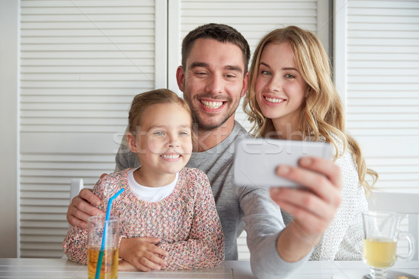 Szczęśliwą rodzinę restauracji rodziny rodzicielstwo technologii Zdjęcia stock © dolgachov